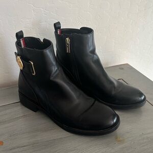 Tommy Hilfiger Rezin Booties Sz 6